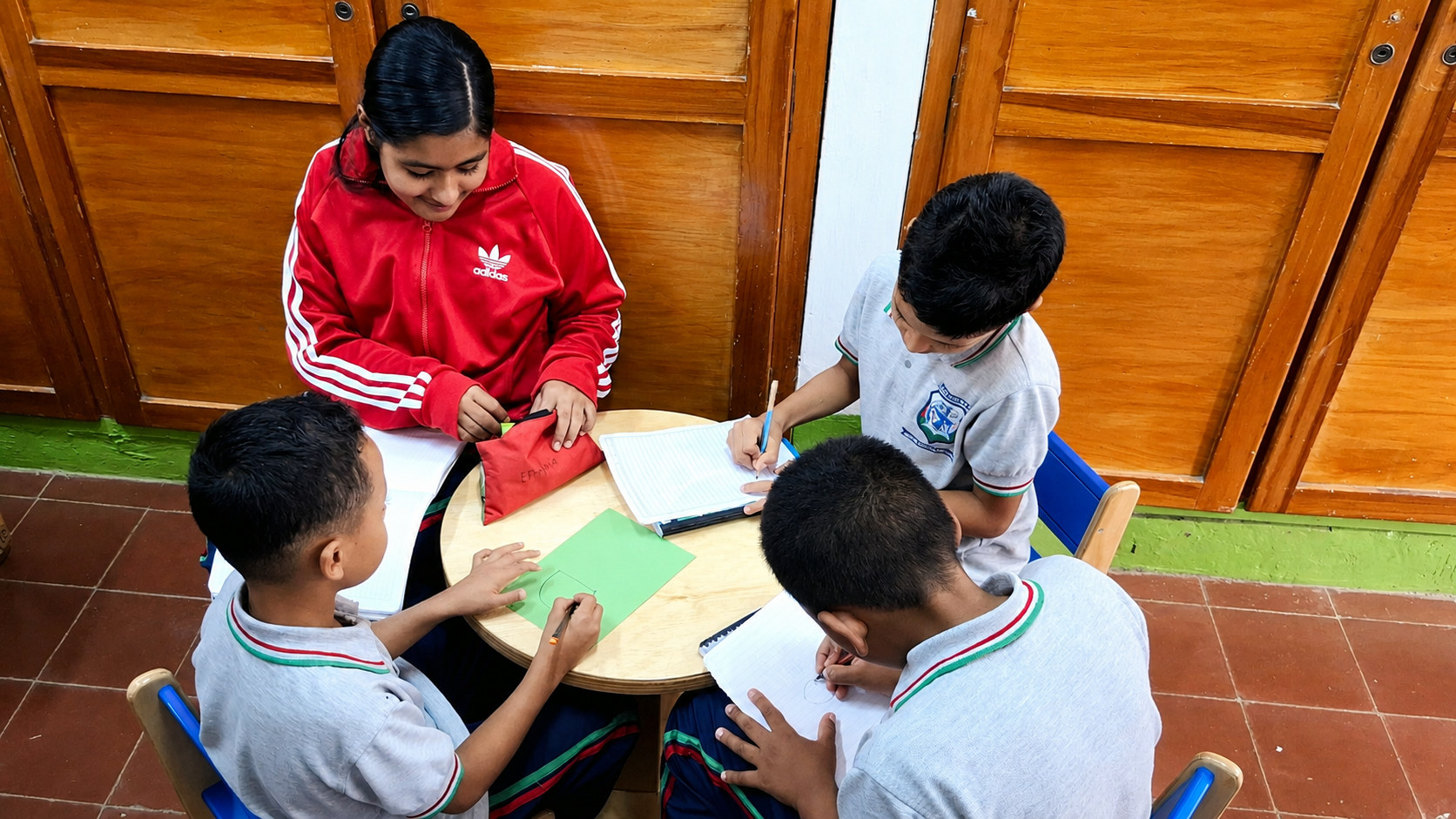 Niños y niñas en un taller de la fundación